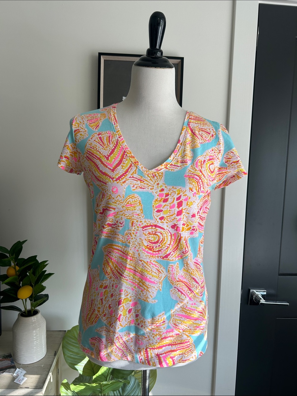 🦋🌸🐠 M V-Neck short sleeve stretchy tee in Aqua gold and Pink